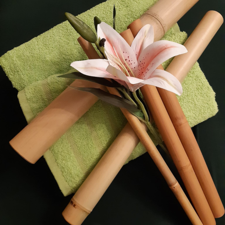 Cañas de bambú y flor preparadas para el tratamiento corporal Hindú