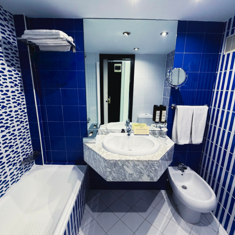 Baño completo de una habitación del Hotel Faranda Pathos en Gijón