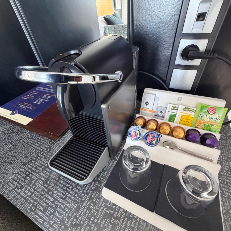Cafetera, cápsulas e infusiones disponibles en la habitación del Hotel Faranda Pathos