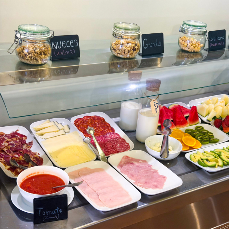 Desayuno buffet con fruta, embutidos y cereales en Hotel Faranda Pathos