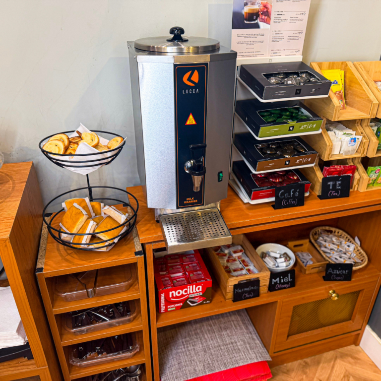 Zona de café, infusiones y bollería del desayuno buffet del Hotel Faranda Pathos