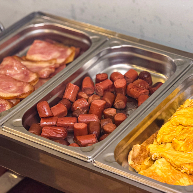 Opciones calientes del desayuno buffet del Hotel Faranda Pathos en Gijón
