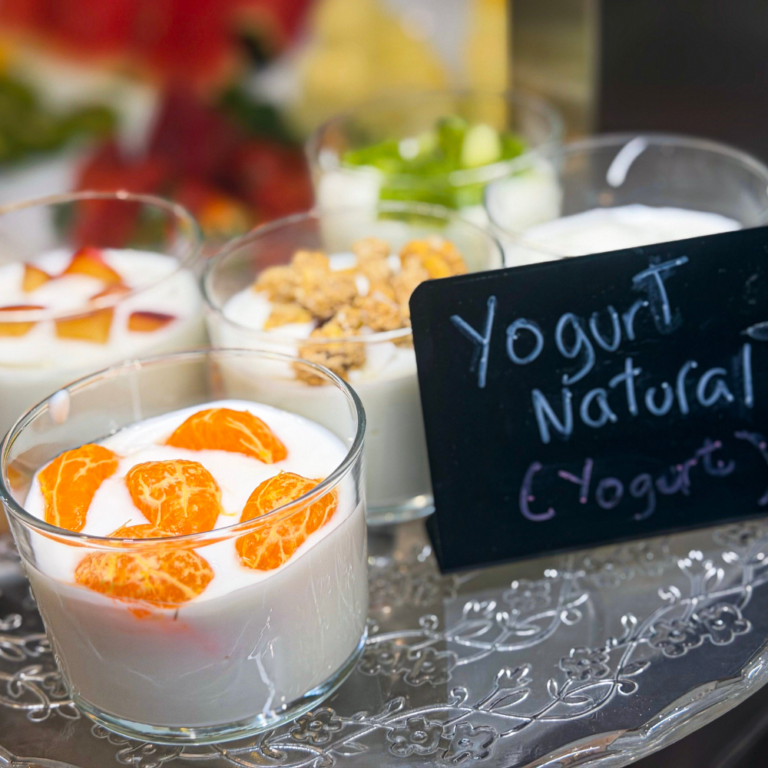 Yogures con fruta y cereales del desayuno buffet del Hotel Faranda Pathos