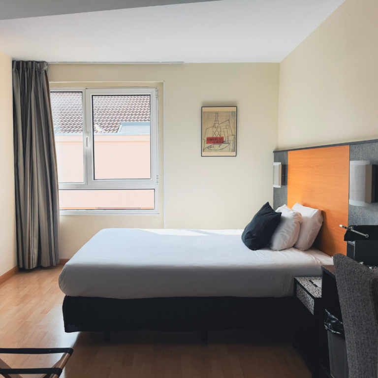 Habitación doble con cama de matrimonio y luz natural en Hotel Faranda Pathos