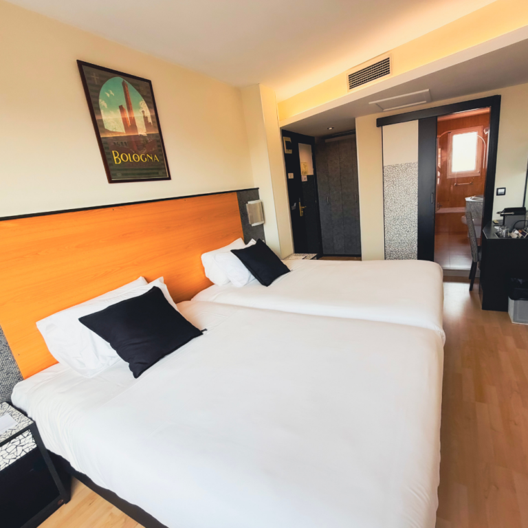 Habitación doble con dos camas del Hotel Faranda Pathos en el centro de Gijón