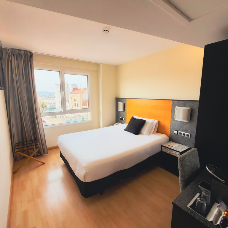 Habitación doble con cama de matrimonio del Hotel Faranda Pathos en Gijón
