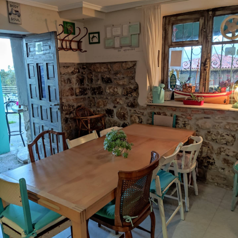 Comedor de estilo bohemio de Caleya Indi en Güerres