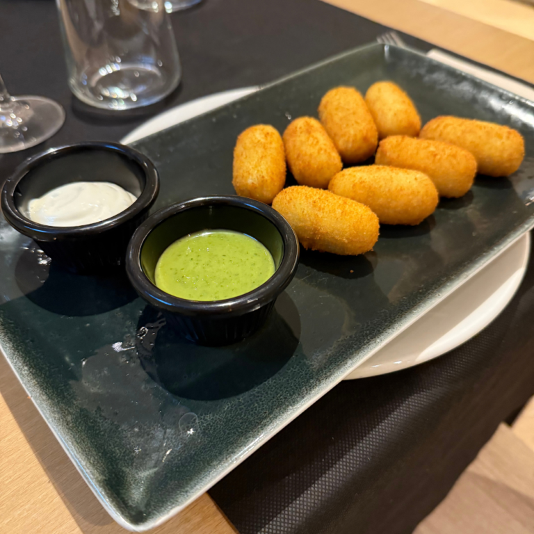 Ración de croquetas con dos salsas en Restaurante Di Manuella.