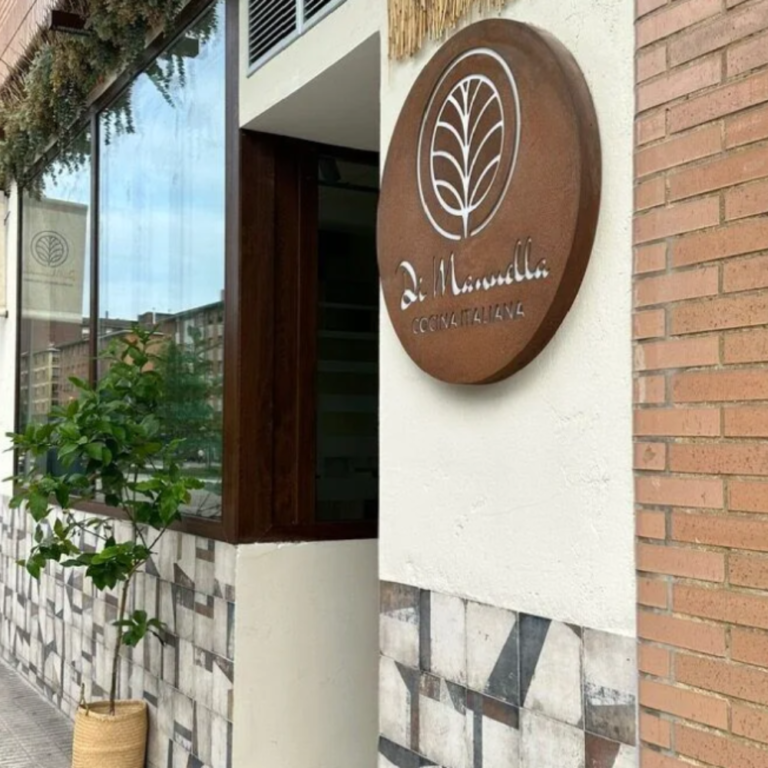Entrada y rótulo del Restaurante Di Manuella en Gijón.