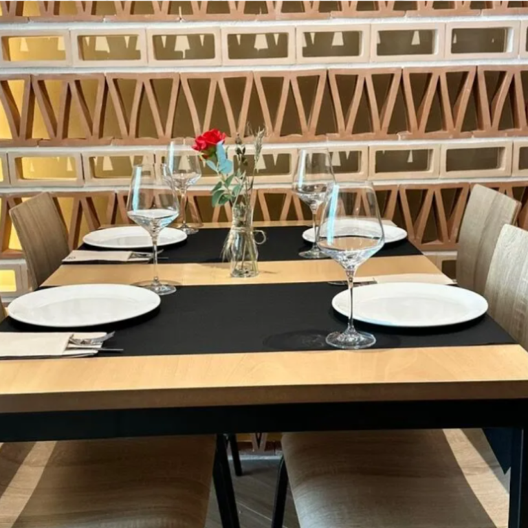 Mesa para dos preparada en el comedor de Restaurante Di Manuella.