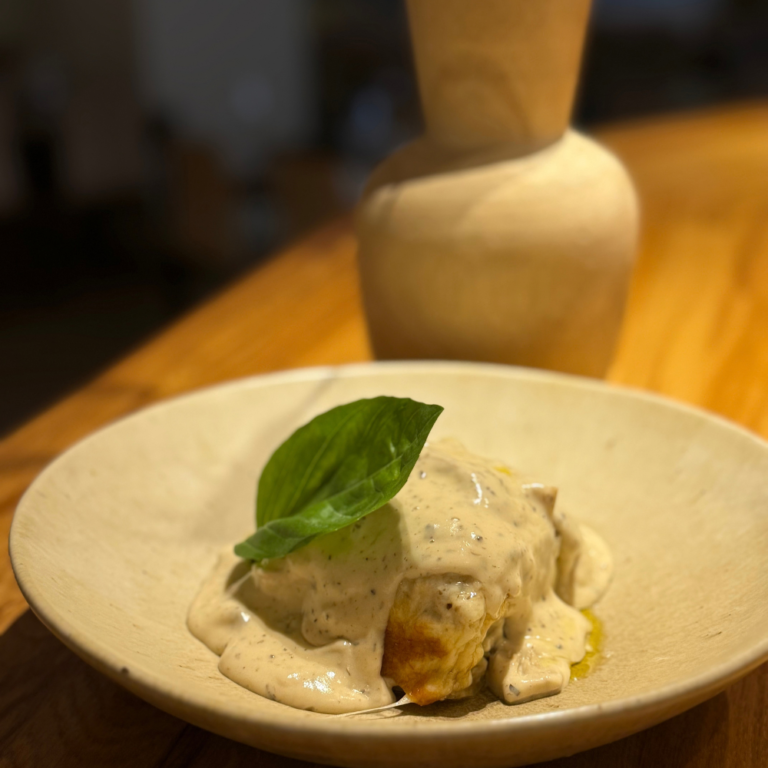 Plato de pasta con salsa en Restaurante Di Manuella.