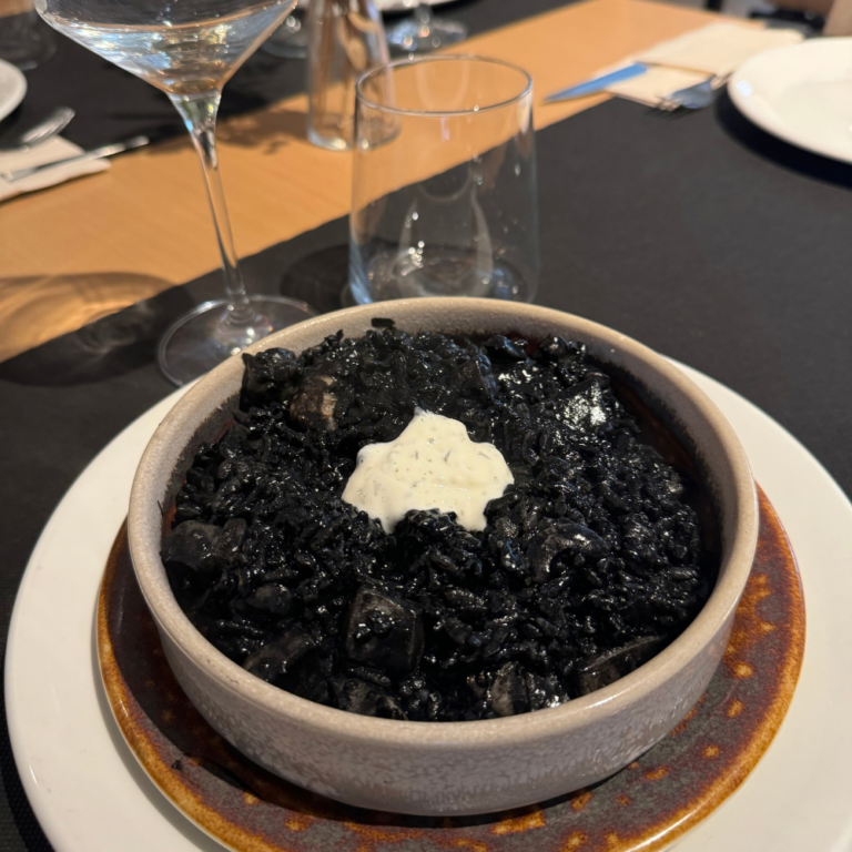 Risotto nero servido en Restaurante Di Manuella, Gijón.