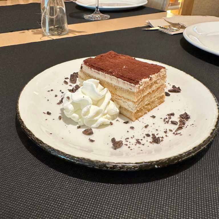 Tiramisú servido en Restaurante Di Manuella, Gijón.