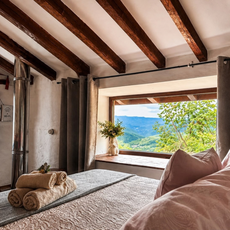 Habitación de La Vallicuerra con una ventana abierta al paisaje del Valle de Turón.