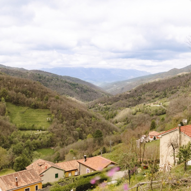 Vista de las montañas y las casas del Valle de Turón desde La Vallicuerra.