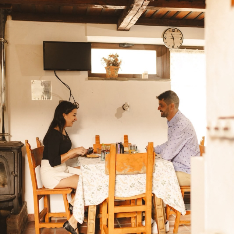 Una pareja sentada a la mesa en el interior de La Vallicuerra.