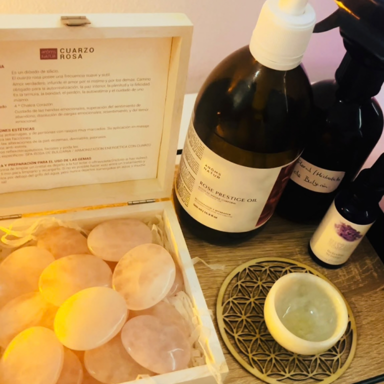 Cuarzos rosas, aceite y agua floral de rosa de Bulgaria utilizados en el ritual.