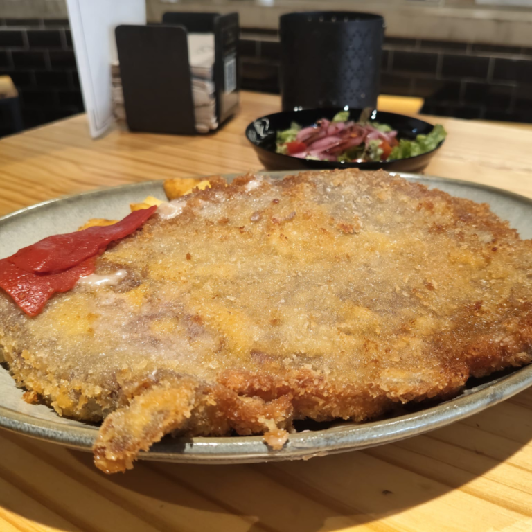 Cachopo de Sacavera servido con guarnición