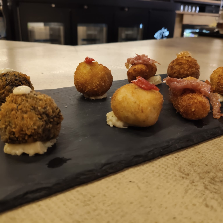 Croquetas de Sacavera presentadas sobre una pizarra