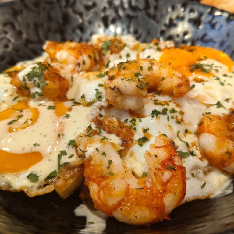 Huevos rotos con gambas y alioli en Sacavera