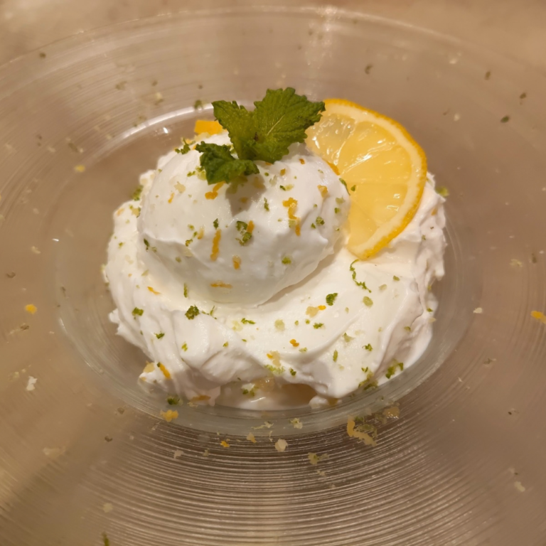 Mousse de limón de Sacavera con rodaja de limón y menta
