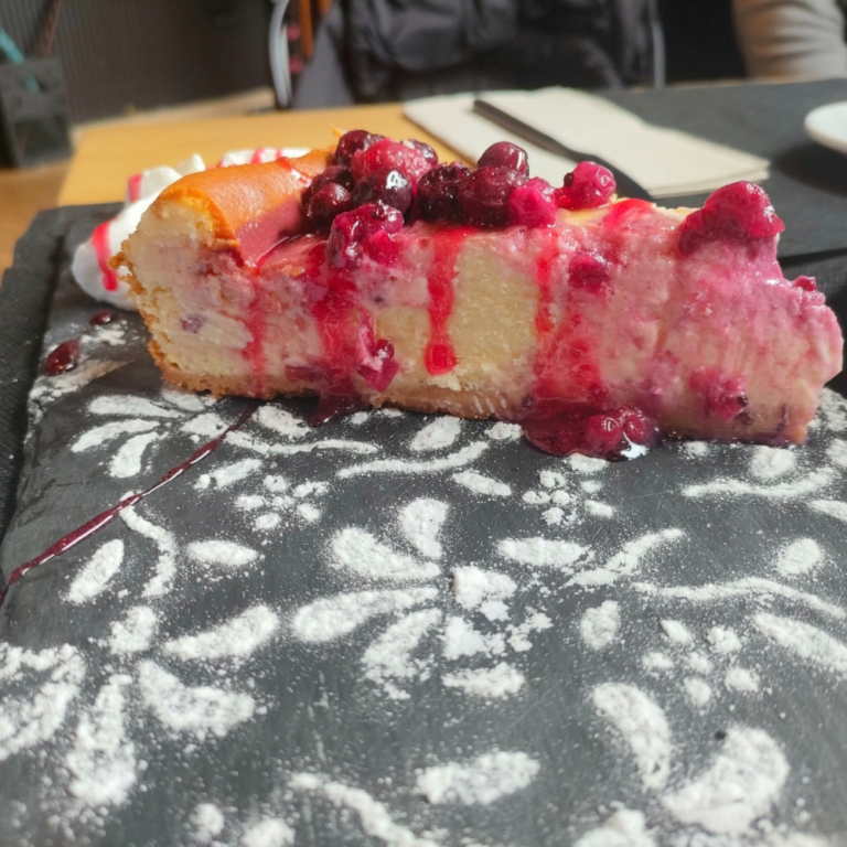 Tarta de queso con frutos rojos en Sacavera